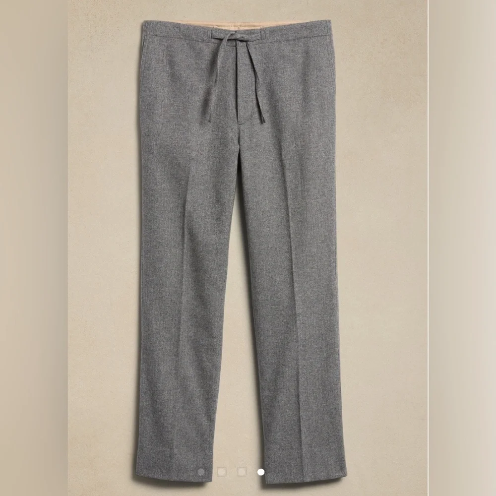 NWT Banana Republic Men’s Salado Straight Italian Gray Flannel Pants Size Small.